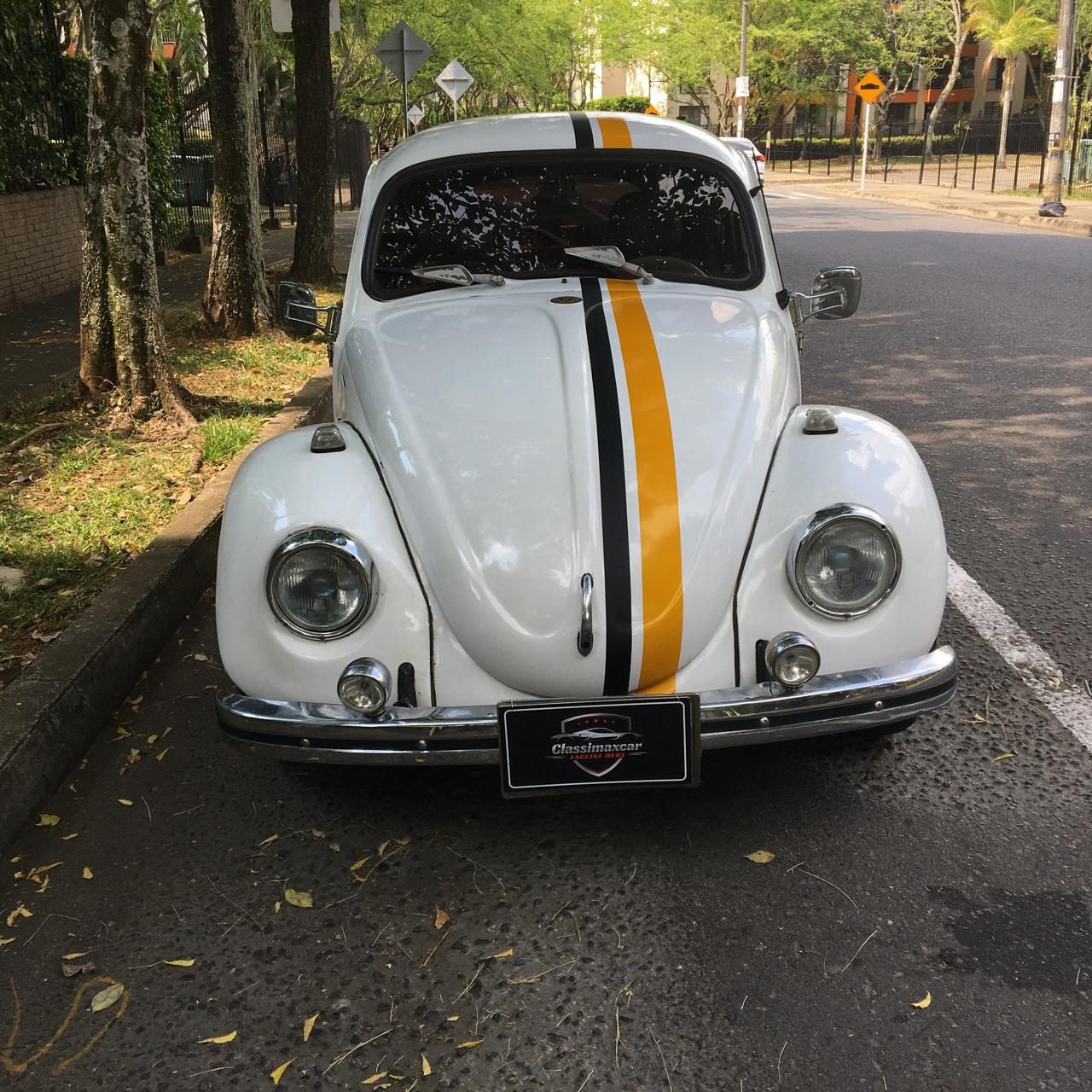 VW Escarabajo — frente con franjas deportivas