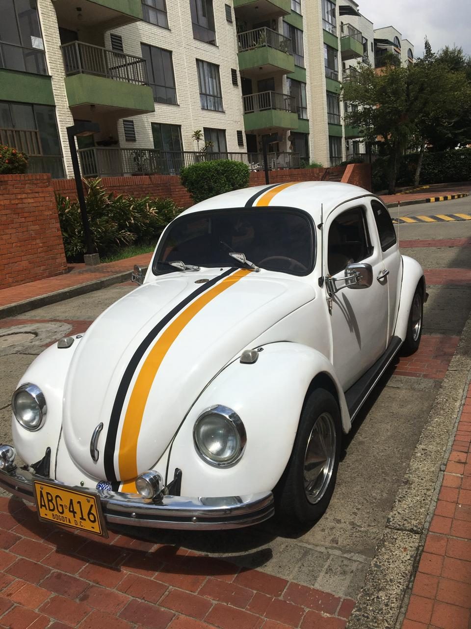 VW Escarabajo — perfil lateral con franjas negras y amarillas