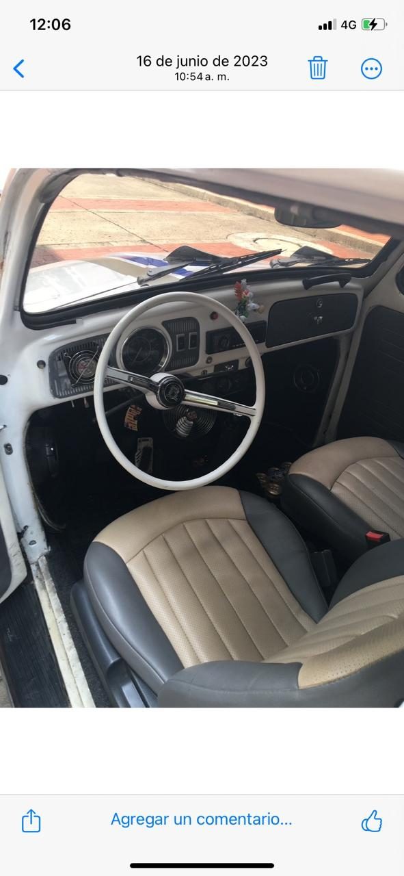 Interior VW Escarabajo — volante y tablero originales