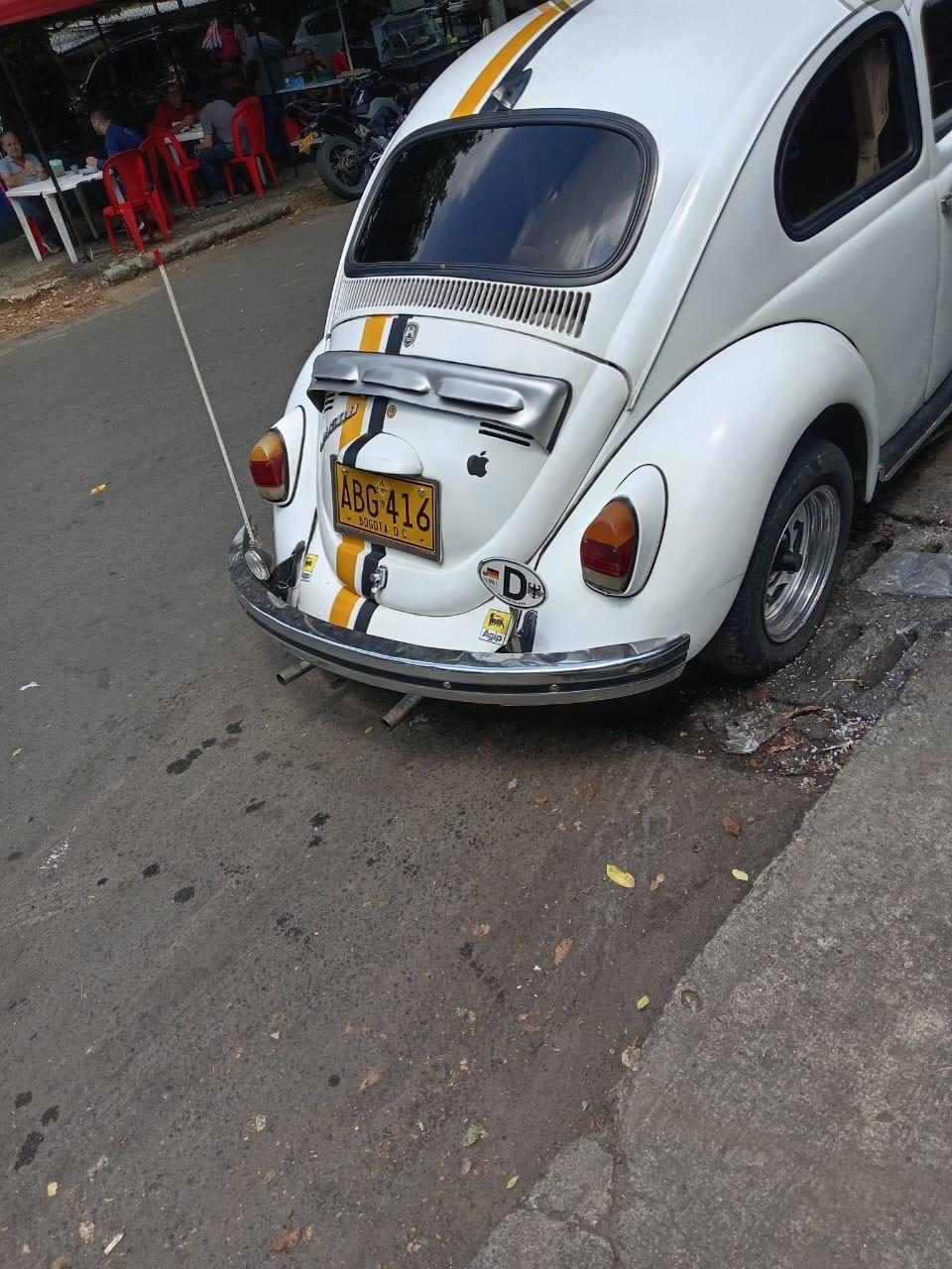 VW Escarabajo — vista trasera placa ABG ••6