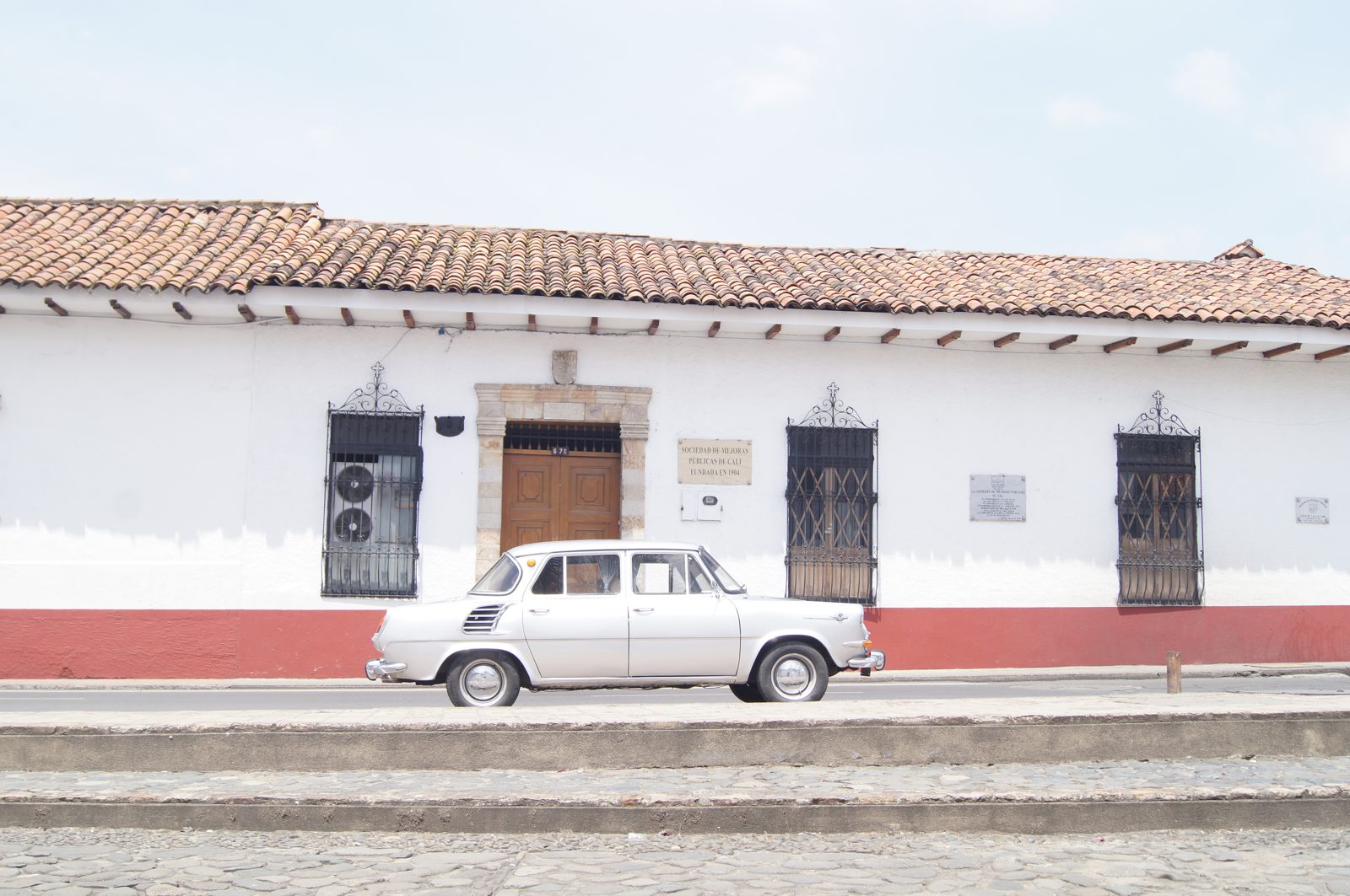 Škoda 1200 — vista lateral calles coloniales