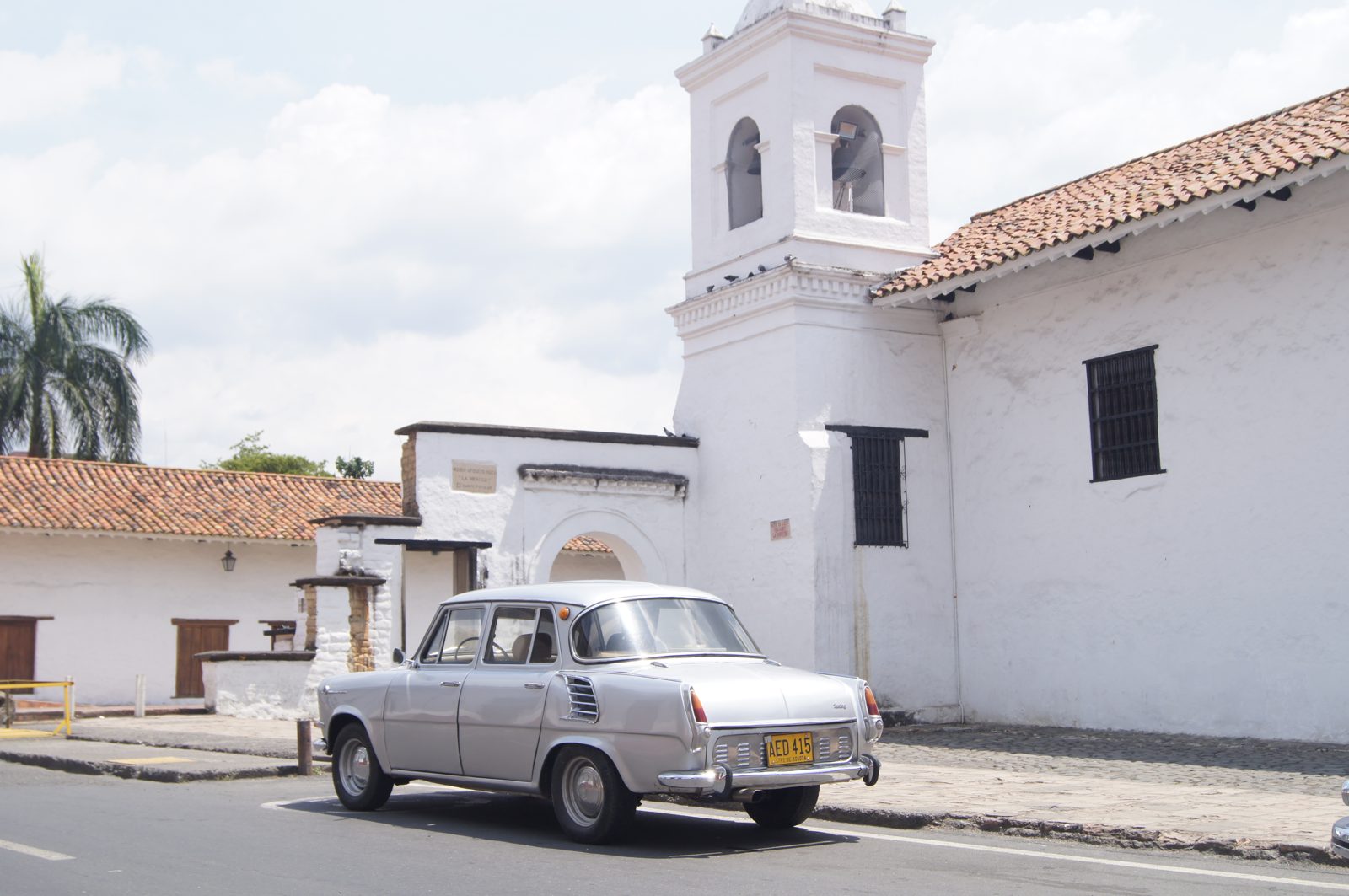 Škoda 1200 — vista trasera frente a iglesia