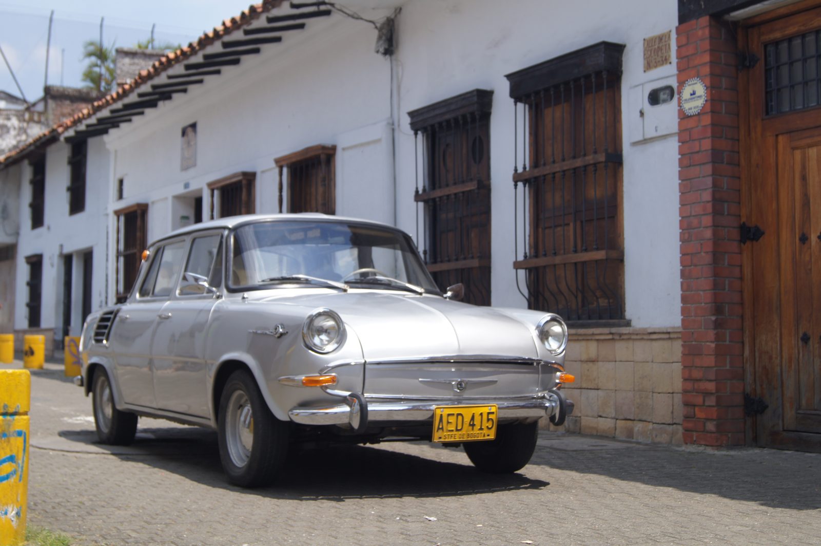 Škoda 1200 — frente angular calles empedradas