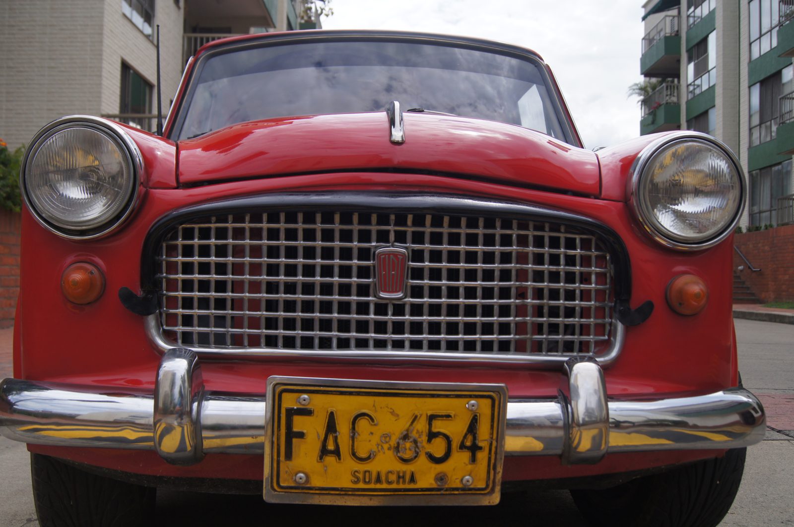Fiat 1000 rojo — frente con insignia y parrilla cromada