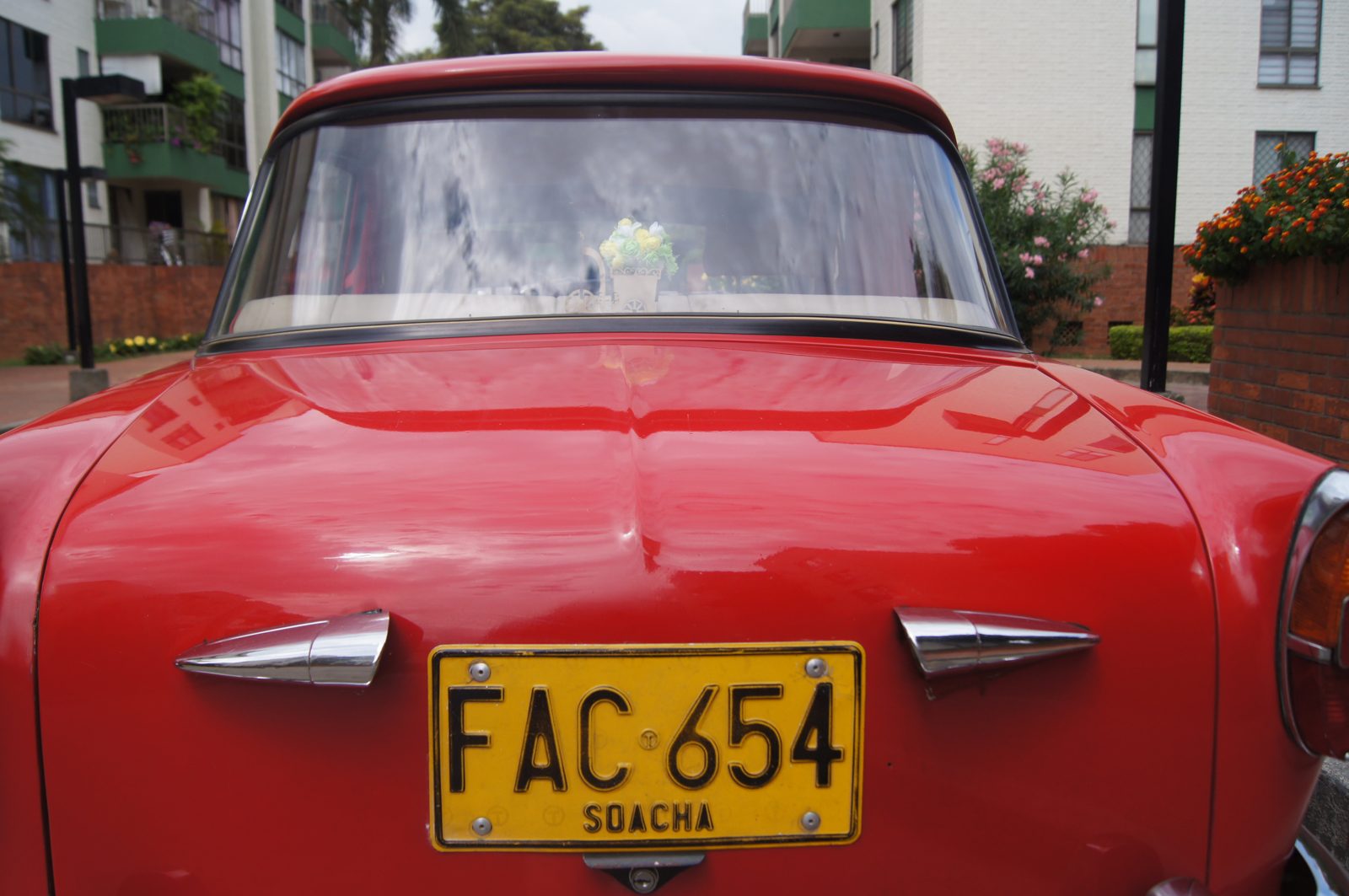 Clásico rojo — vista trasera con placa FAC ••4