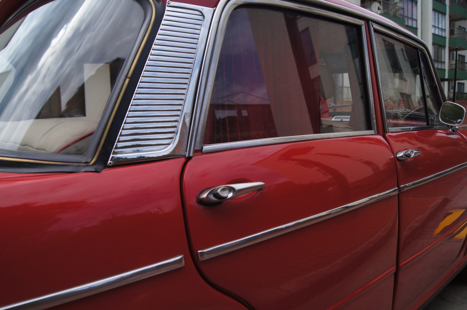 Fiat 1000 — detalle lateral con molduras cromadas