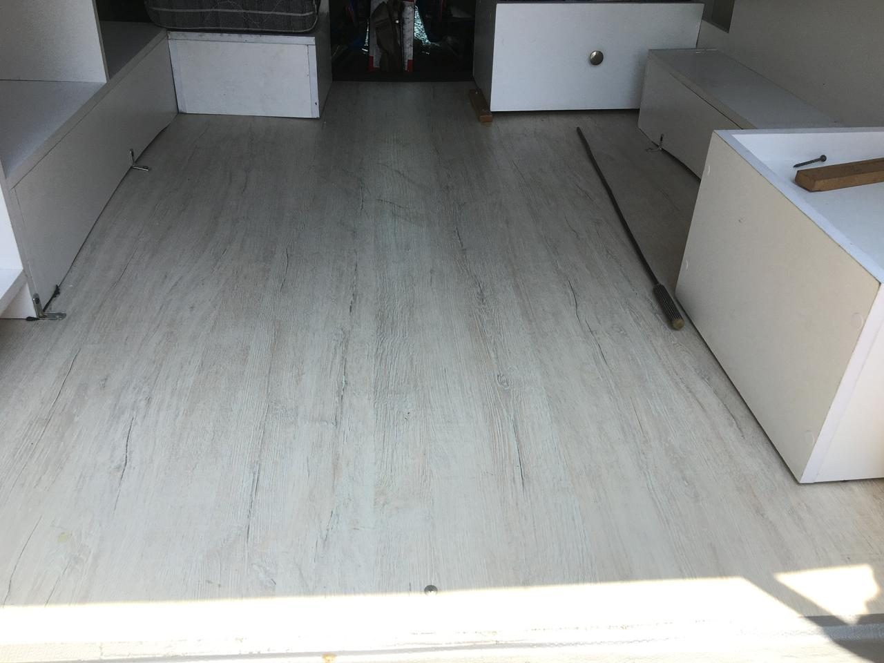 Willys — área de carga interior con piso de madera