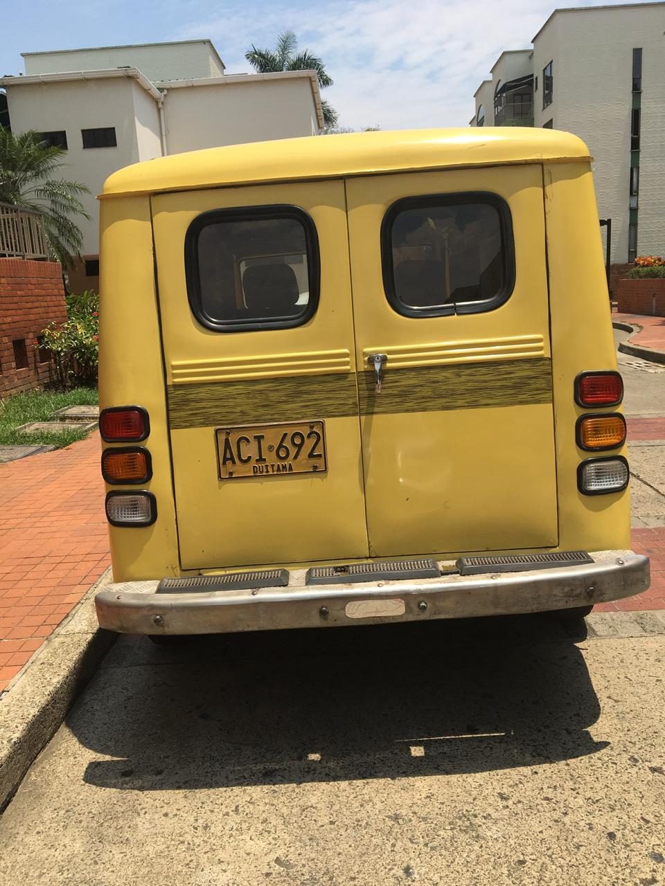 Willys amarillo — vista trasera con puertas dobles