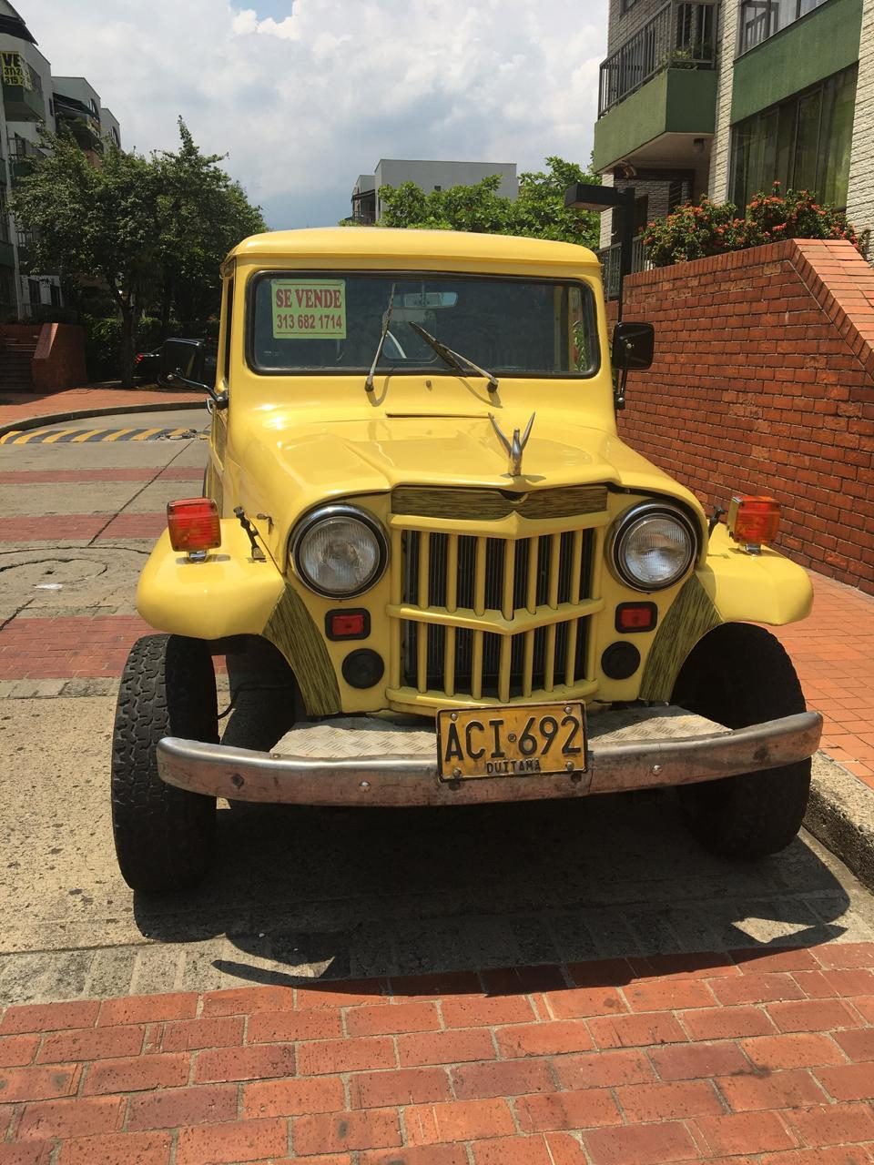Willys amarillo — frente con parrilla característica